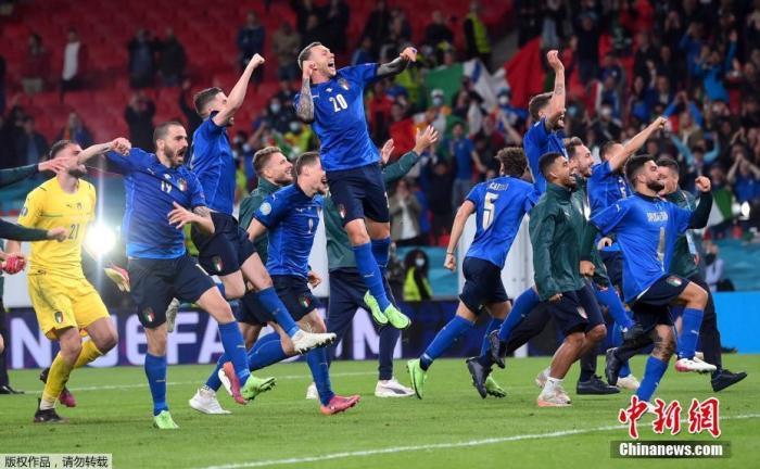 又一次从球场传向世界的它仿佛倾诉着那一年未说完的心事：意大利是冠军
